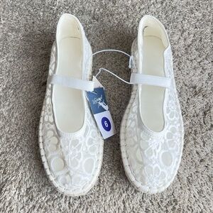 Universal Thread Floral Lace Flats. Size 6